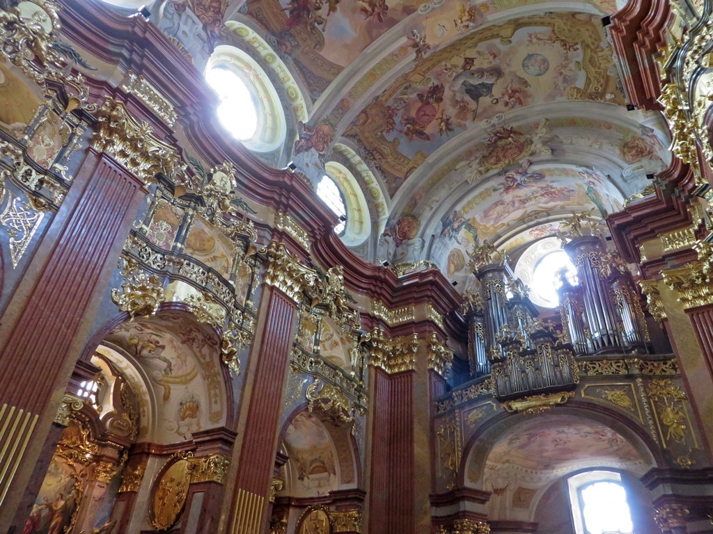 Organ, Ceiling and Side Chapels