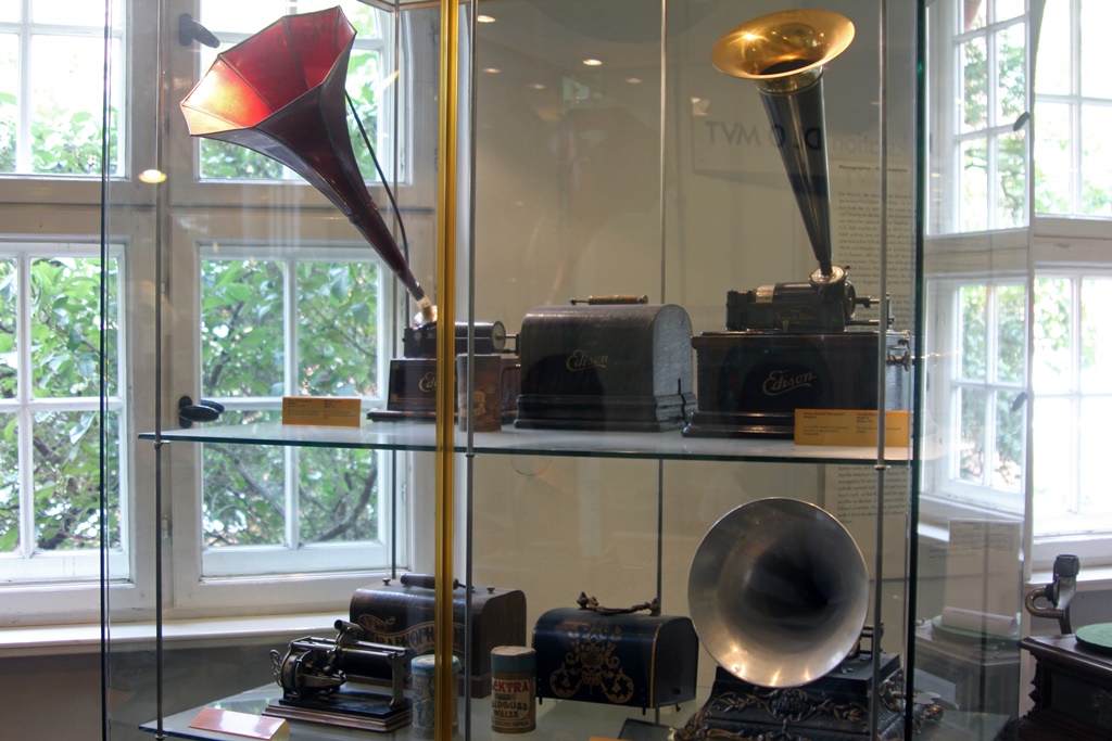 Gramophones and Cylindrical Recordings