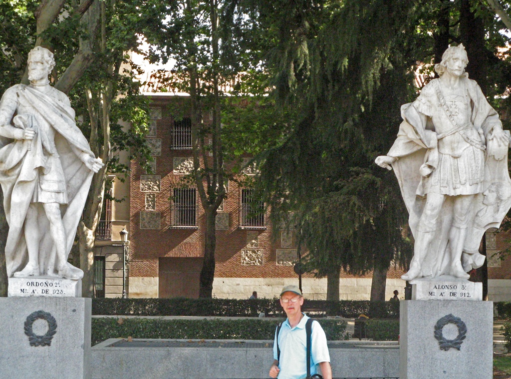 Bob with Statues of Ordoño II and Alfonso III