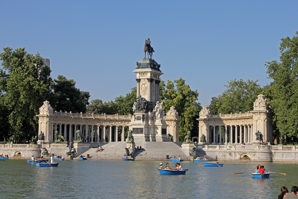 Lake and Monument to Alfonso XII