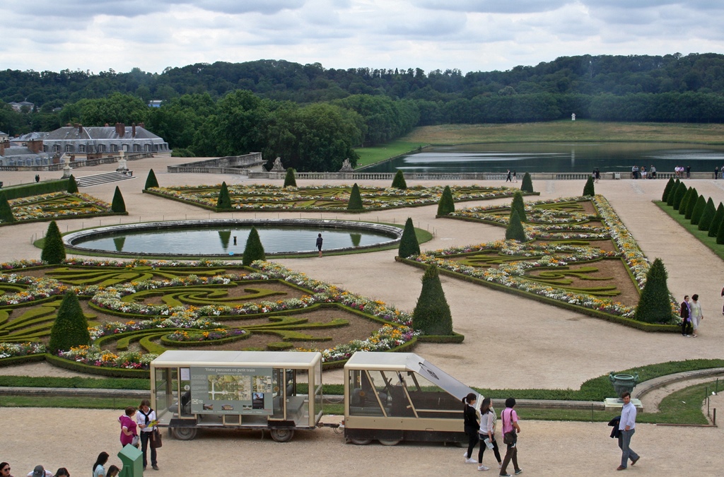 Garden (South Parterre) and Tour Train from Window