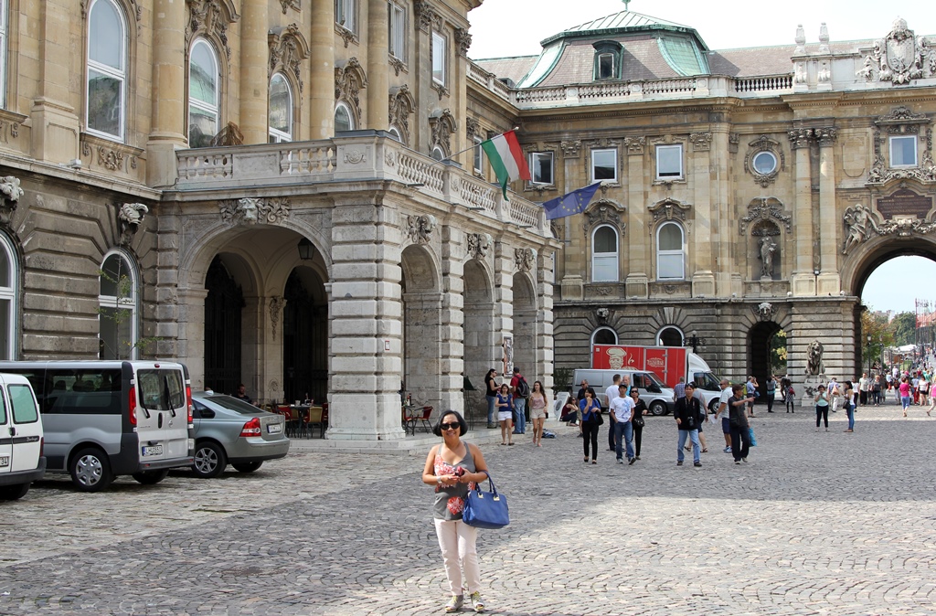 Nella in Lions' Courtyard