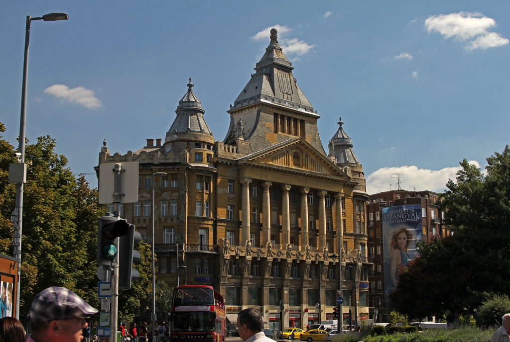 Building on Deák Ferenc Tér