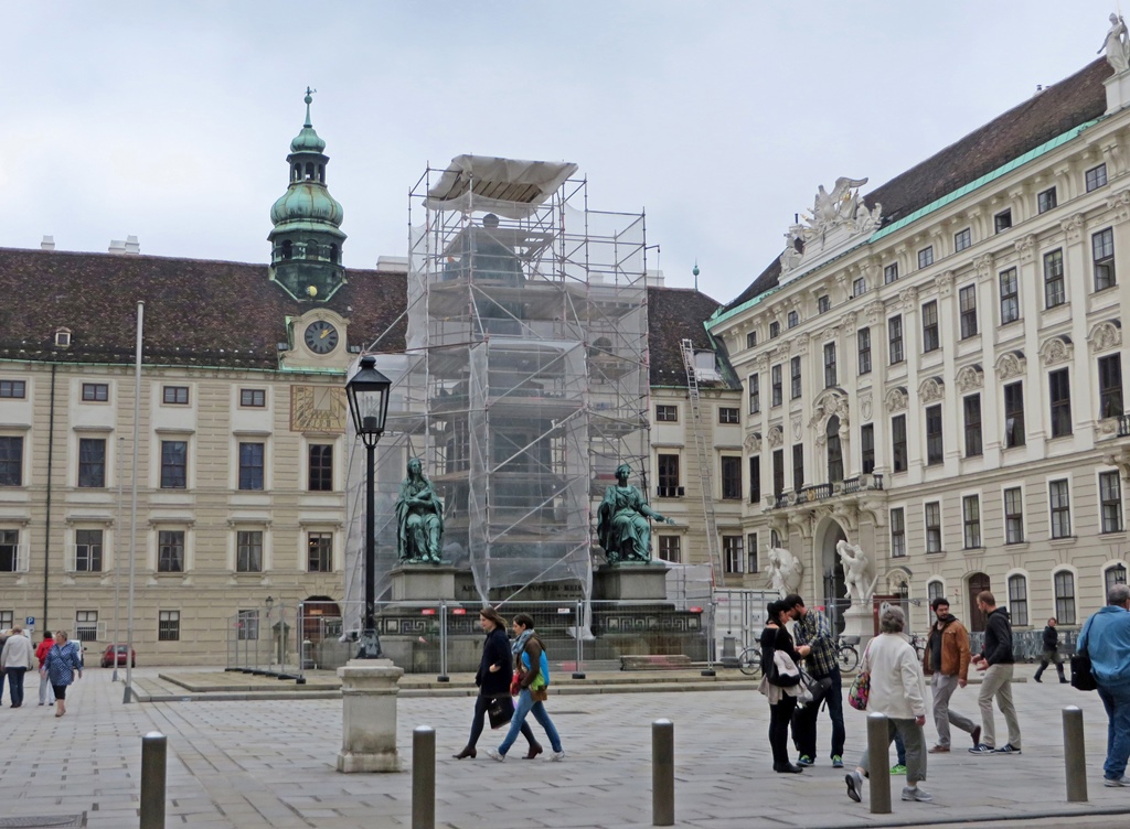 In der Burg Courtyard