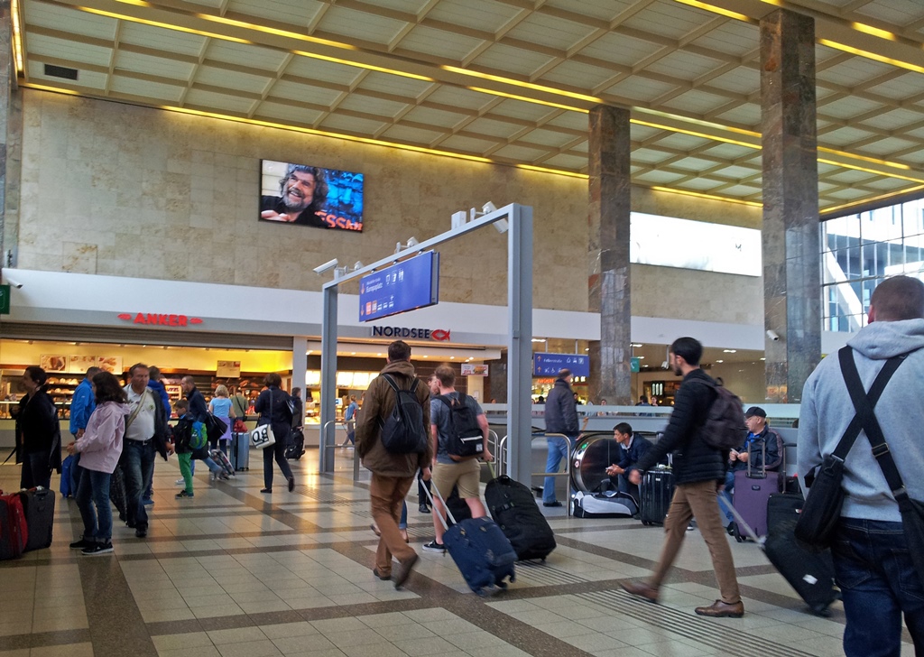 Food, Escalators and People, Westbahnhof