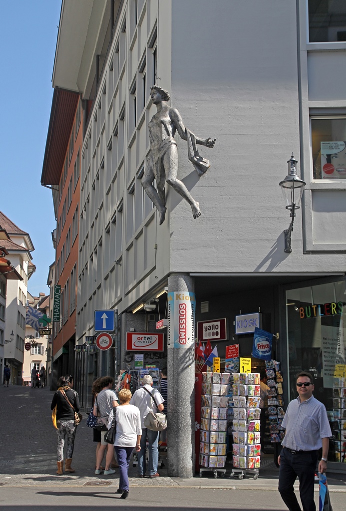 Woman Stuck to Building, Mühlenplatz