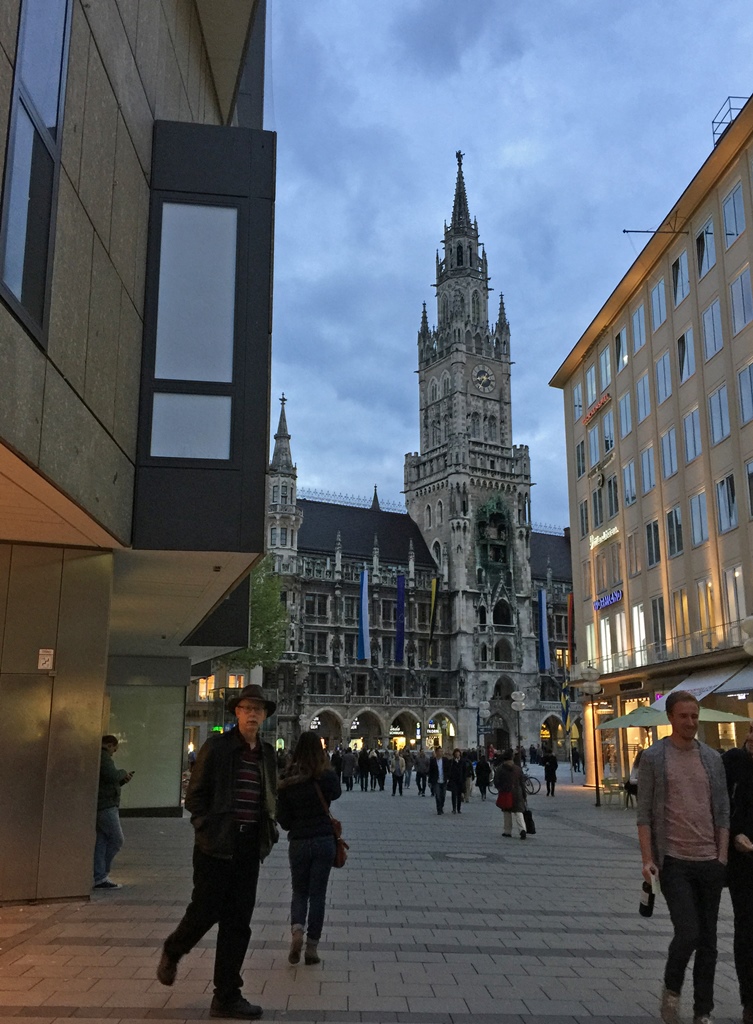 Bob and Neues Rathaus, Marienplatz