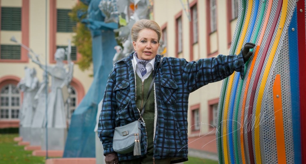 The Duchess with her Angel Sculptures