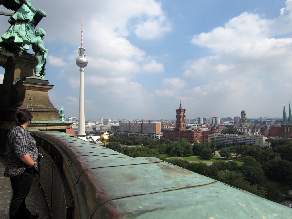 Walkway, Fernsehturm and Rotes Rathaus