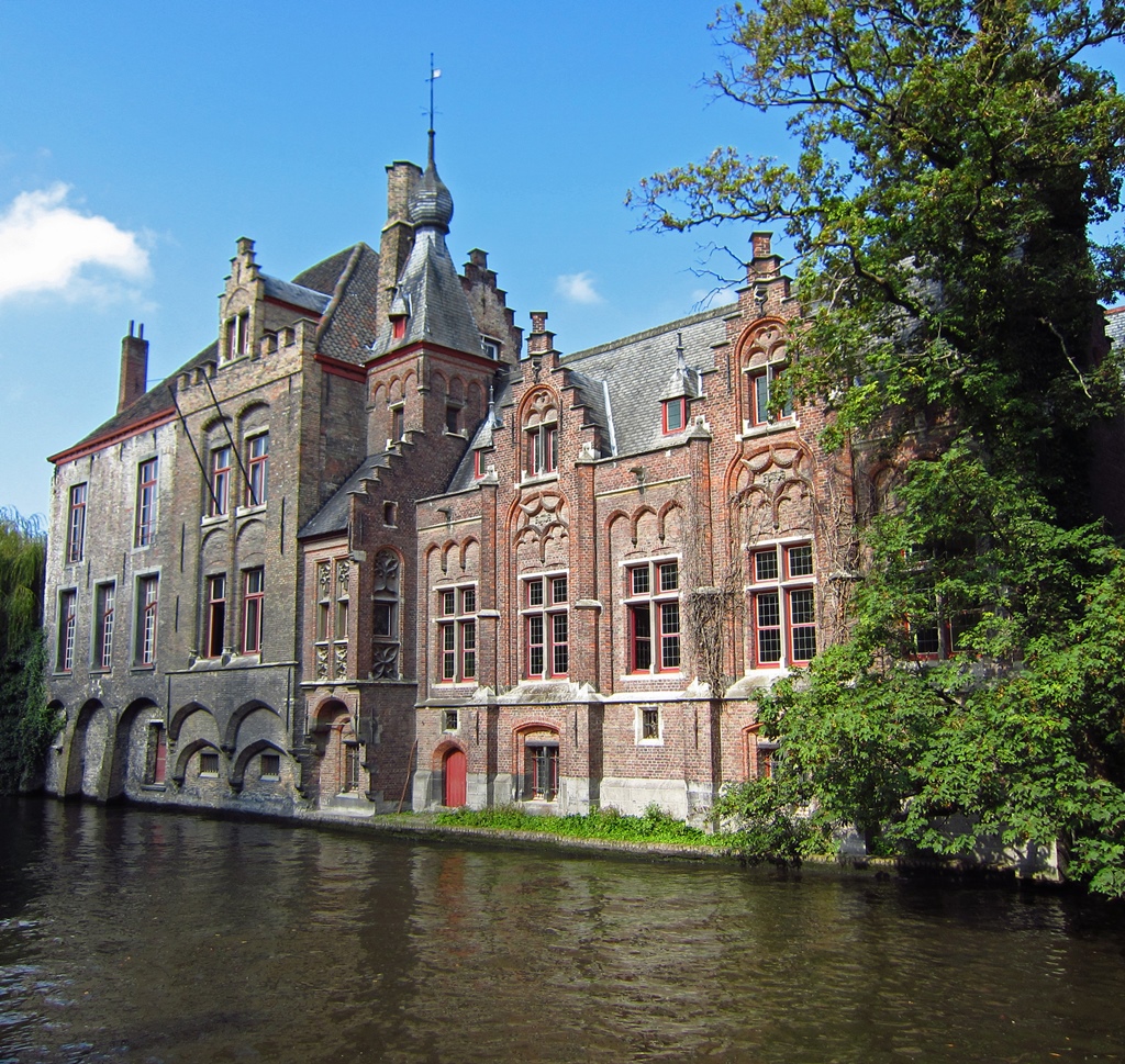 Building on Dijver Canal