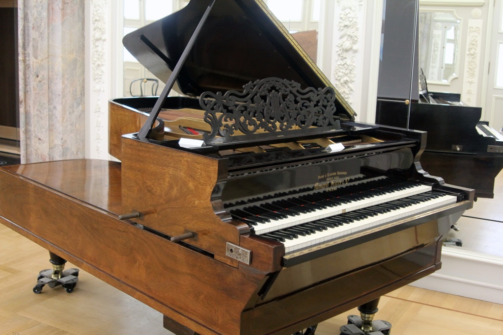 Double Piano with Mirrored Keyboards