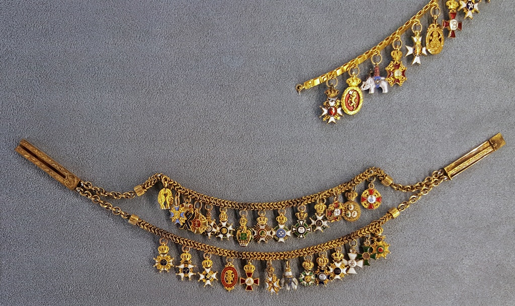 Collar with Miniatures