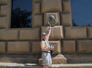 Bob and Giant Knocker, Palace of Charles V